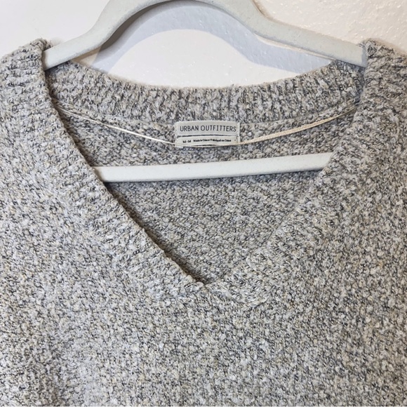 Urban Outfitters Women’s Sharde Boxy V-Neck Crop Gray Sweater Size M - Picture 6 of 7